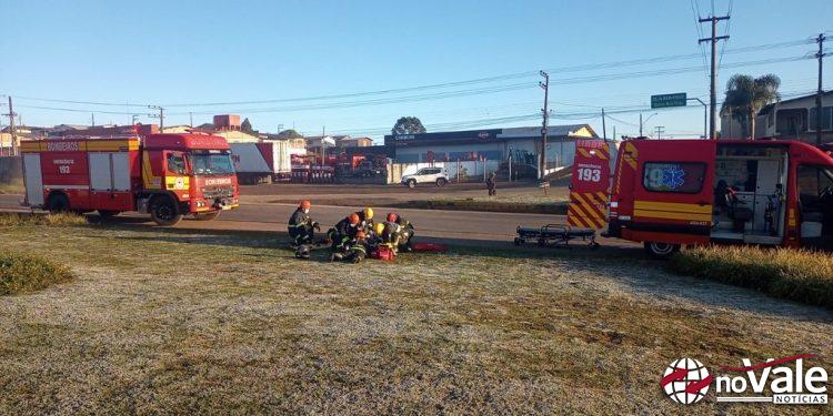 Motociclista sofre fratura exposta em colisão contra carro na BR 282