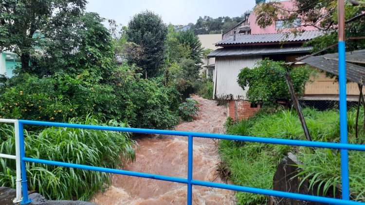 Fortes chuvas elevam níveis dos rios e deixam pessoas em sinal de alerta em Capinzal