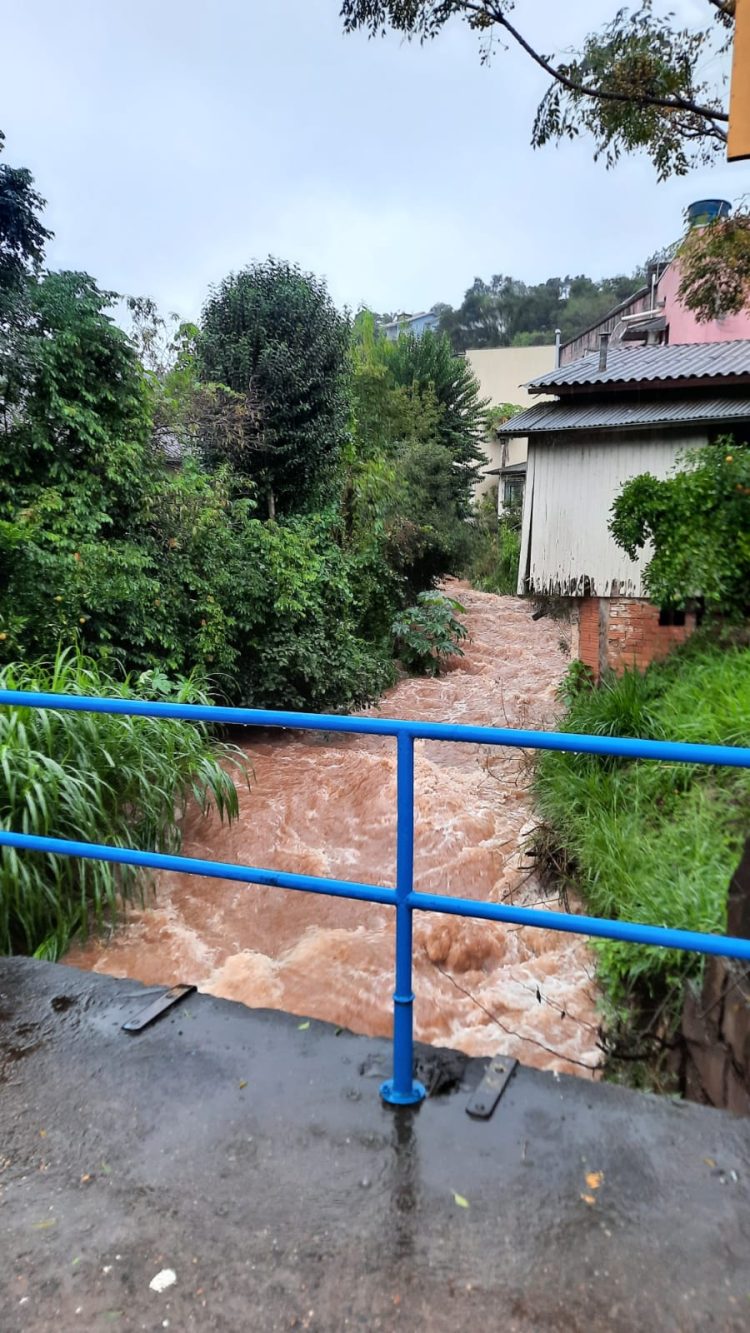 Fortes chuvas elevam níveis dos rios e deixam pessoas em sinal de alerta em Capinzal