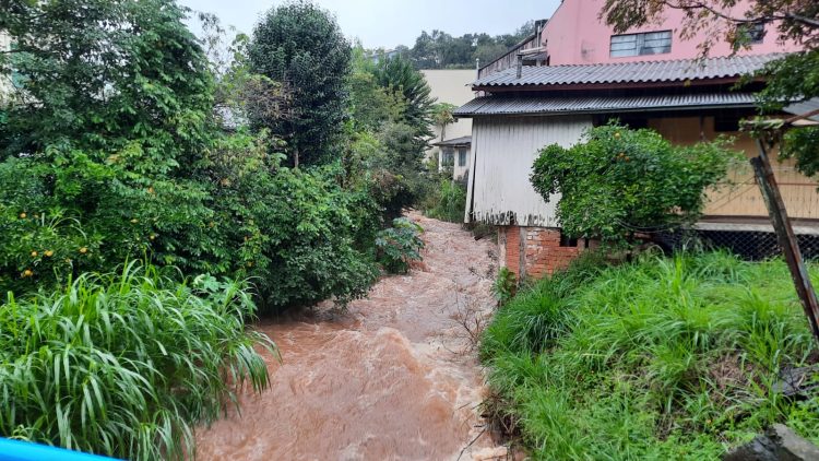 Fortes chuvas elevam níveis dos rios e deixam pessoas em sinal de alerta em Capinzal