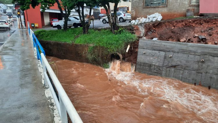 Fortes chuvas elevam níveis dos rios e deixam pessoas em sinal de alerta em Capinzal