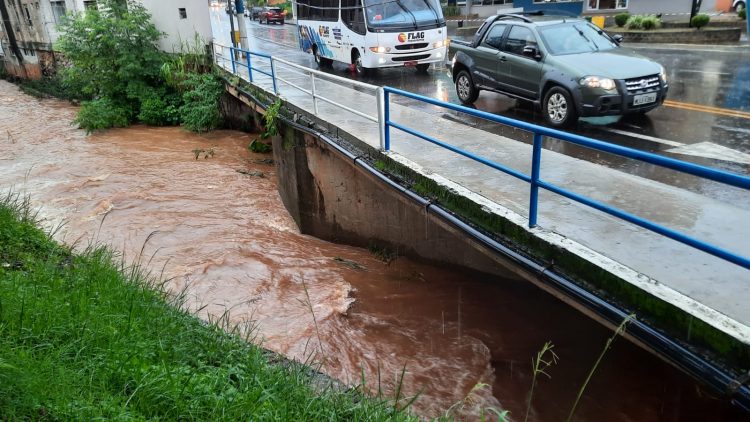 Fortes chuvas elevam níveis dos rios e deixam pessoas em sinal de alerta em Capinzal