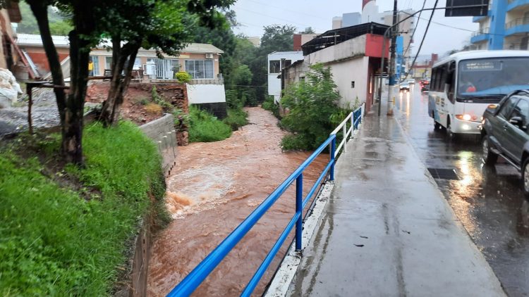 Fortes chuvas elevam níveis dos rios e deixam pessoas em sinal de alerta em Capinzal