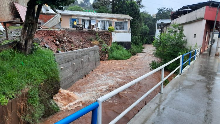 Fortes chuvas elevam níveis dos rios e deixam pessoas em sinal de alerta em Capinzal