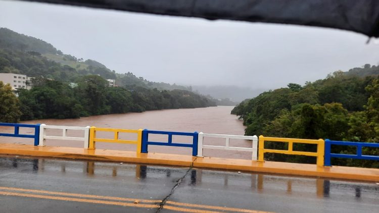 Fortes chuvas elevam níveis dos rios e deixam pessoas em sinal de alerta em Capinzal