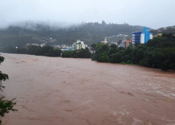 Fortes chuvas elevam níveis dos rios e deixam pessoas em sinal de alerta em Capinzal