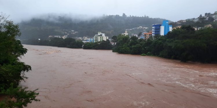 Fortes chuvas elevam níveis dos rios e deixam pessoas em sinal de alerta em Capinzal