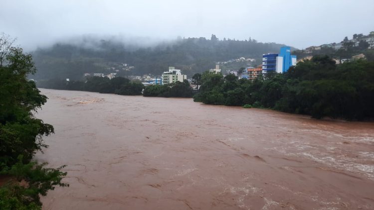 Fortes chuvas elevam níveis dos rios e deixam pessoas em sinal de alerta em Capinzal