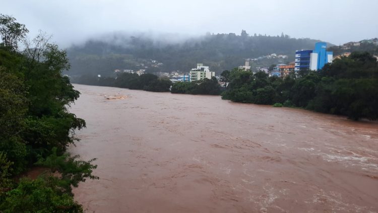 Fortes chuvas elevam níveis dos rios e deixam pessoas em sinal de alerta em Capinzal