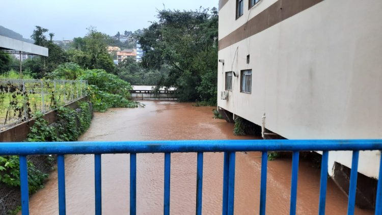 Fortes chuvas elevam níveis dos rios e deixam pessoas em sinal de alerta em Capinzal
