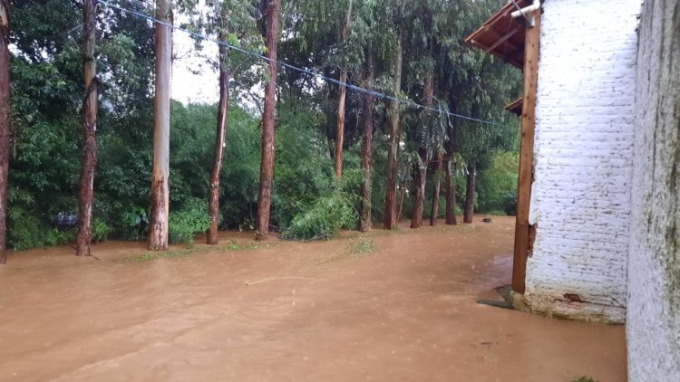 Fortes chuvas elevam níveis dos rios e deixam pessoas em sinal de alerta em Capinzal