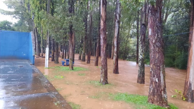 Fortes chuvas elevam níveis dos rios e deixam pessoas em sinal de alerta em Capinzal