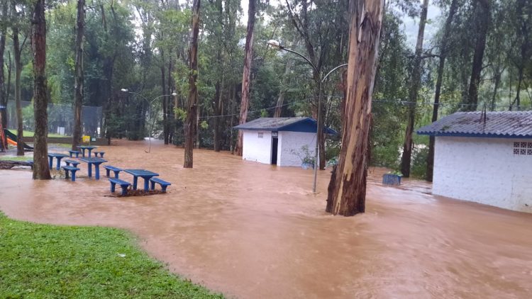 Fortes chuvas elevam níveis dos rios e deixam pessoas em sinal de alerta em Capinzal