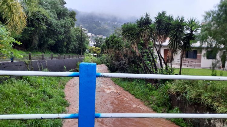 Fortes chuvas elevam níveis dos rios e deixam pessoas em sinal de alerta em Capinzal