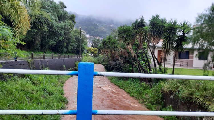 Fortes chuvas elevam níveis dos rios e deixam pessoas em sinal de alerta em Capinzal