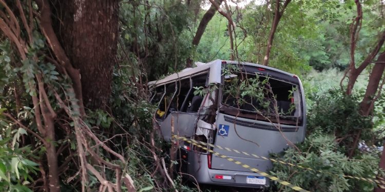 7 pessoas morrem e 13 ficam feridas em acidente com ônibus no Oeste do PR