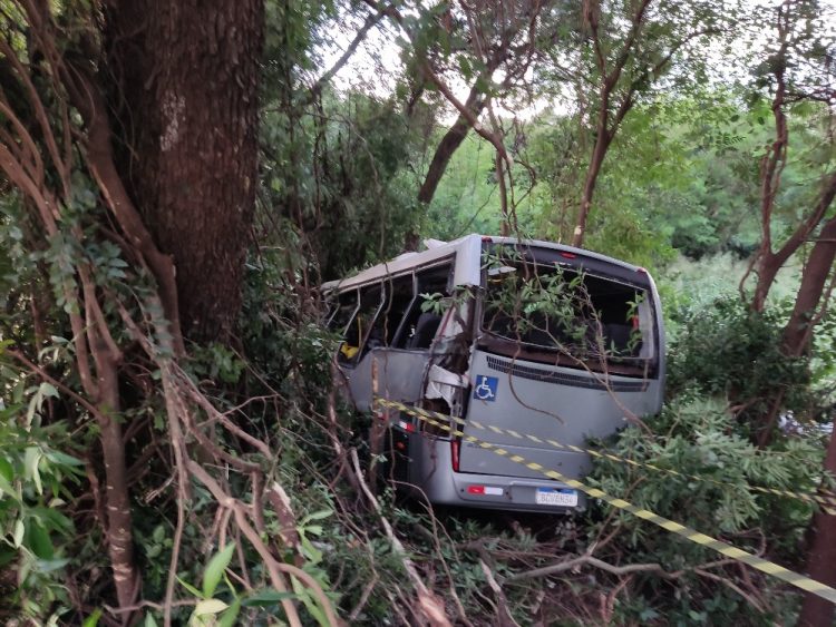 7 pessoas morrem e 13 ficam feridas em acidente com ônibus no Oeste do PR