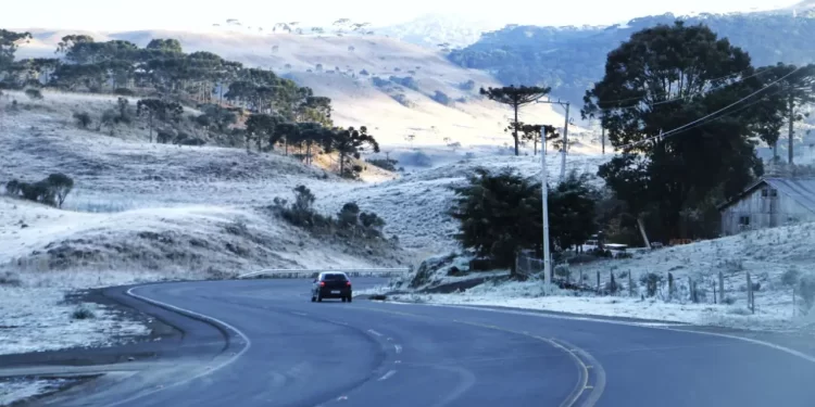 Turistas começam a chegar na serra catarinense devido a previsão de neve