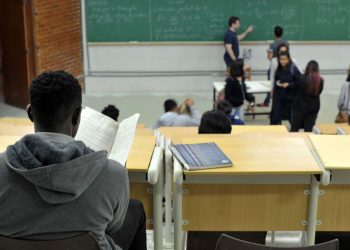 Meninas melhoram desempenho em matemática e se igualam a meninos
