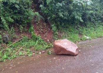 Motociclista sofre fratura no pé após ser atingida por uma pedra