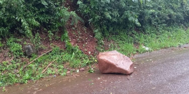 Motociclista sofre fratura no pé após ser atingida por uma pedra