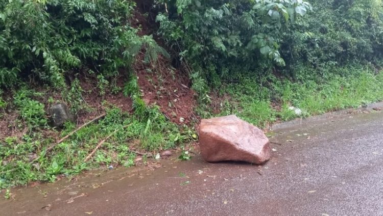 Motociclista sofre fratura no pé após ser atingida por uma pedra