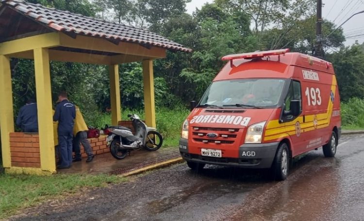 Motociclista sofre fratura no pé após ser atingida por uma pedra
