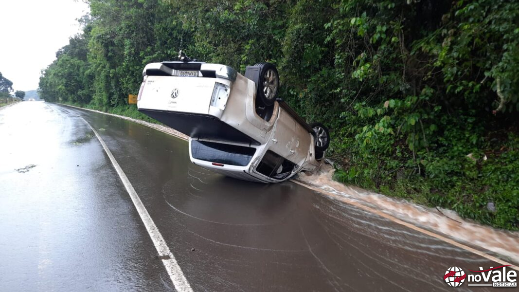 Carro com placas de Xavantina capota na SC-155 entre Seara e Itá