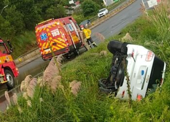 Corpo de Bombeiros atende saída de pista em Fraiburgo