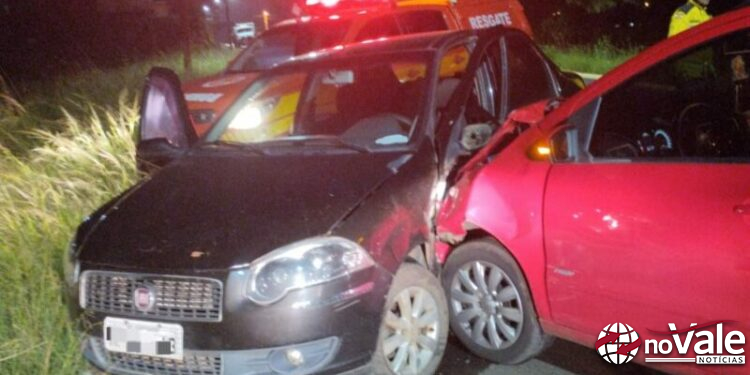 Homem desmaia após colisão entre carros em Curitibanos
