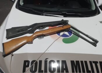 PM flagra espingarda em casa e prende dupla por posse ilegal de arma em Calmon