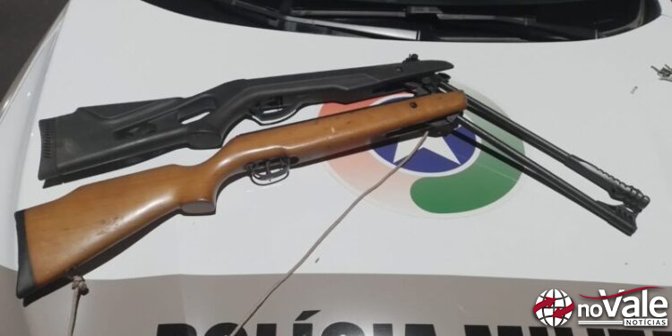 PM flagra espingarda em casa e prende dupla por posse ilegal de arma em Calmon