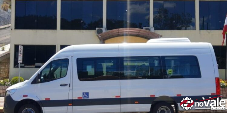 Administração de Ouro adquire van para o CRAS do município