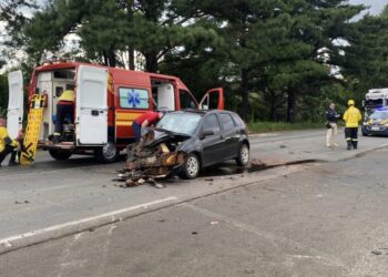 Três mulheres ficam feridas após colisão entre carro e caminhão na BR-470