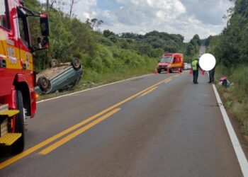 Veículo com cinco ocupantes capota na SC-456 em Monte Carlo