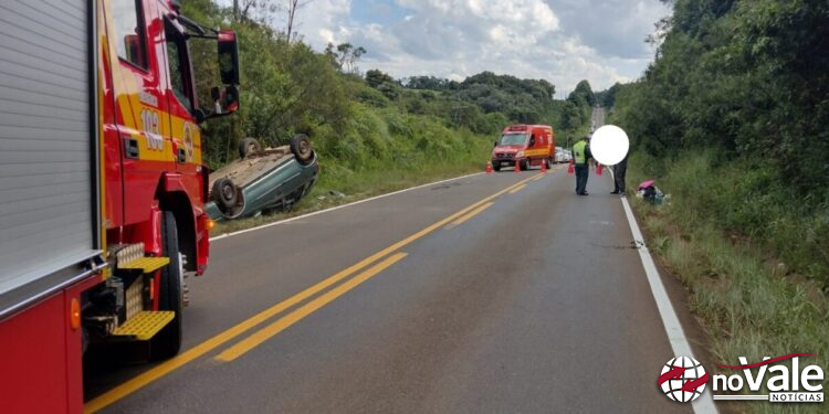 Veículo com cinco ocupantes capota na SC-456 em Monte Carlo