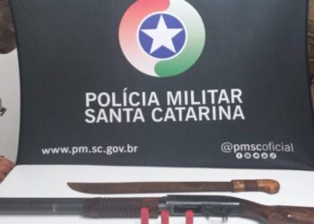 Homem é preso após ameaçar esposa e familiares com facão em SC