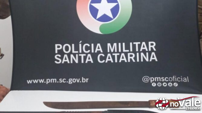 Homem é preso após ameaçar esposa e familiares com facão em SC
