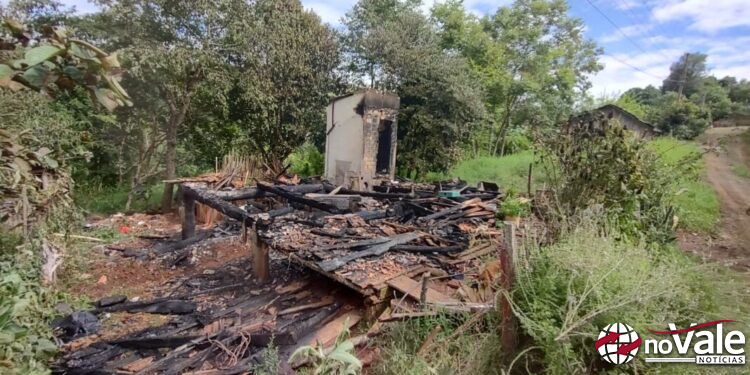 Incêndio destrói casa na Barra do Leão