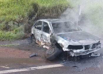 Veículo é totalmente destruído pelo fogo após colisão em barranco na SC 135