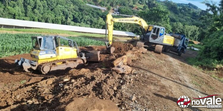 Inicia adequação da estrada de acesso a comunidade Pinheiro Alto em Ouro