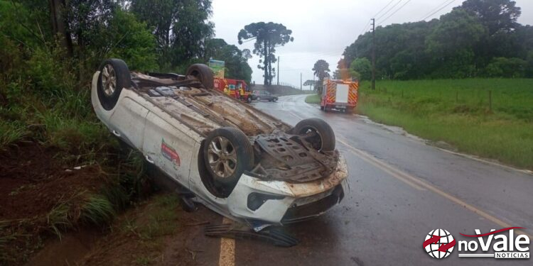 Mulher ferida após veículo sair da pista e capotar no interior de Campos Novos