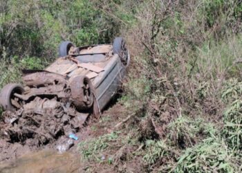 Duas pessoas ficam feridas após veículo sair da pista e capotar na SC-350
