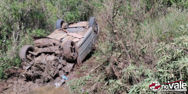 Duas pessoas ficam feridas após veículo sair da pista e capotar na SC-350