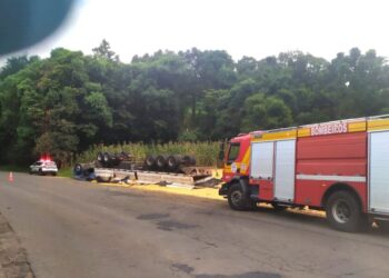 Três pessoas ficam feridas após caminhão carregado de grãos sair da pista e capotar na SC-355