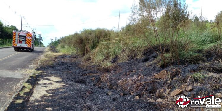 Bombeiros atendem incêndio em vegetação em Loteamento de Capinzal