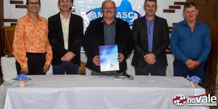 Empossada nova diretoria da AMPLASC