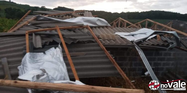 Vendaval da noite desta quarta-feira causa estragos no interior de Campos Novos