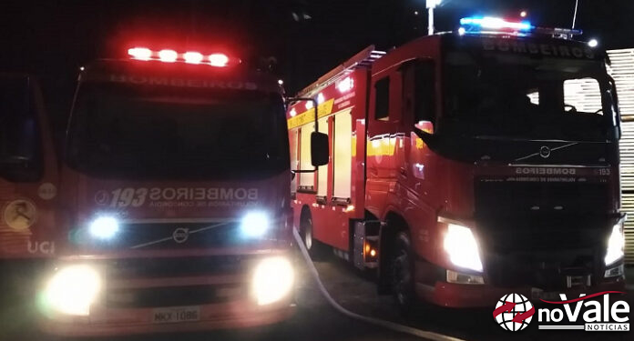 Quatro pessoas inalam fumaça e precisam de atendimento durante incêndio em aviário