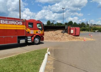 Tombamento de caminhão é registrado no acesso a Fraiburgo